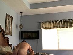 Amaterski par uživa v trdem seksu v svojem domu