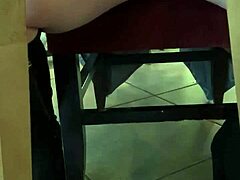 Videoclip HD cu o femeie fierbinte care își arată lenjeria intimă și își vibrează chiloții în public