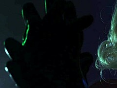 Arya Grander, en domine som är klädd i latex, förför med sina ljudande ASMR-färdigheter för en Halloween-fetischsession