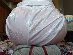 Rosyjska MILF z dużymi cyckami jeździ dildo i trzęsie swoją soczystej cipką w domowym filmie masturbacyjnym
