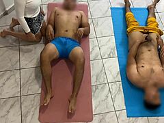 Жена добија масажу од свог мужа, али нуди додатне услуге његовом великом пенису