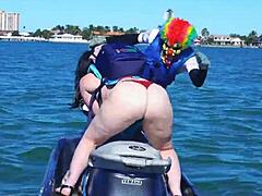 Virgo periot et mandimayxxx se font baiser à tour de rôle par Gibby le clown sur un jet ski au milieu de l'océan