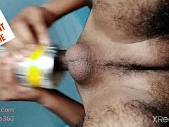 Amatör Hintli çift çarpık seks oyuncaklarını keşfediyor