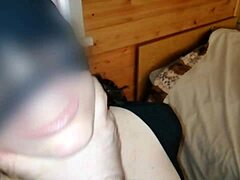 Uma mulher madura excitada satisfaz seus desejos de BDSM com sexo facial caseiro e toques