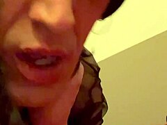Uma transexual francesa faz sexo anal intenso numa loja de cadeia em Marselha