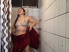 MILF חושנית מציגה את גופה הטונון במקלחת עם חושניות