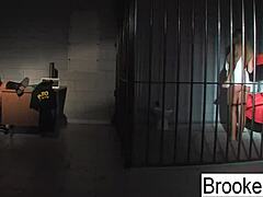 Brooke Brand Banner membintangi video porno panas sebagai polisi dan tahanan