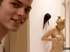 En moden russisk kvinde forfører en pervers kvinde med sin barberede skede på badeværelset