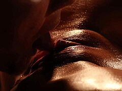 Občutljiva masaža z ukrivljeno pornozvezdo v spodnjem perilu