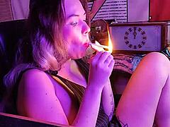 Зряла доведена сестра се отдава на фетиш за пушене