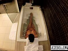 जेज़बेल बॉन्ड्स एकल स्नान समय वीडियो