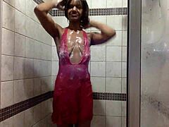 Una MILF ebano fa una doccia bagnata e si diverte in mutandine rosa