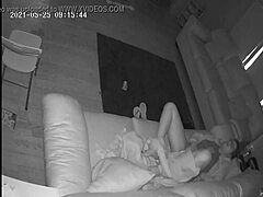 Orgasme wanita sebenar ditangkap pada kamera tersembunyi dengan pengasuh bayi yang terangsang