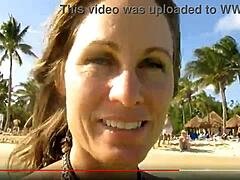 Babe na plaži se ponaša v softcore videu