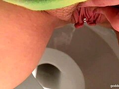 Uma amadora peida e mija na casa de banho em um vídeo fetichista
