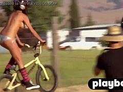 Μια γυναίκα με μεγάλο κώλο ποζάρει έξω σε ένα λεσβιακό σεξ βίντεο