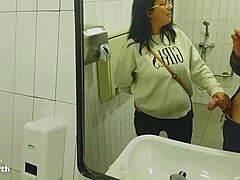 לטינית חזה מזדיינת עם זר בשירותים ציבוריים