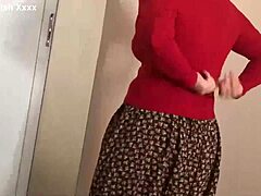 Uma mãe muçulmana amadora com grandes seios e bunda é fodida em um vídeo pornô turco