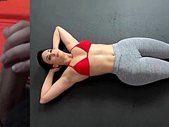 Sporcu fitness modeli, büyük kalça ve anal egzersizlerle tuhaf oluyor