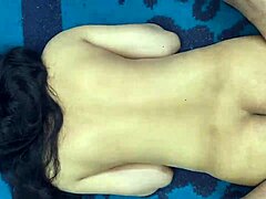 En indisk MILF-kone nyter hardcore sex med en stor kuk i rumpa