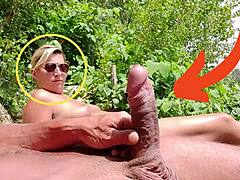 Uma loira sexy faz um flash em público na praia nudista