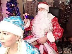무릎 꿇고 있는 아내와 산타 소녀가 실제 집에서 만든 슈퍼 비디오입니다