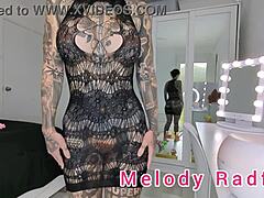 Melody Radford, en amatörbrunett, provar rent underkläder