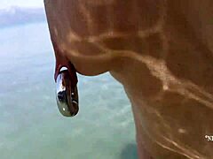 Amaterski domači videoposnetek vroče in seksi mame z ekstremnimi piercingov in prstanov za spreminjanje mučke na plaži