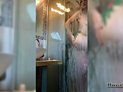 Vidéo de masturbation maison d'une fille aux gros fesses sous la douche