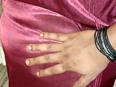 La beauté adolescente de Deena affronte une grosse bite noire indienne dans une vidéo spéciale de Noël