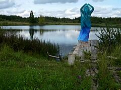 Μια γυναίκα με μπικίνι χορεύει στη λίμνη