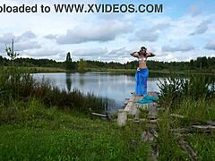 En kvinna i bikini dansar på sjön