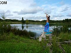Une femme en bikini danse sur le lac