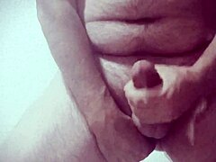 Jogar com brinquedo anal leva a ejaculações quentes neste vídeo fetiche
