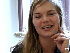 Amateurbabe uit Denemarken geniet van anaal spelen met een glazen dildo