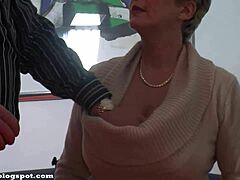 Una donna matura con gli occhiali fa sesso a cavalletto