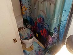 Amatérský pár byl zachycen skrytou kamerou v koupelně