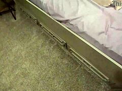 Stedfar knepper den asiatiske steddatter i sengen