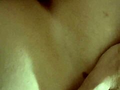 Video POV de una mujer madura disfrutando del juego anal y vaginal con un tapón anal de cola de unicornio