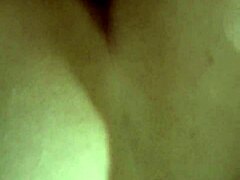 POV-video av en mogen kvinna som njuter av anal och vaginal lek med en enhörnings stötplugg