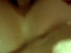 Подростковое видео зрелой женщины, наслаждающейся анальной и вагинальной игрой с затычком хвоста единорога