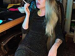 Dojrzała pasierbica oddaje się fetyszowi palenia