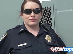 아름다운 뚱뚱한 여성 경찰관들과 거대한 발기