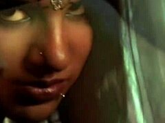 Индийска майка с големи гърди се прави непослушна на дансинга в софткор видео