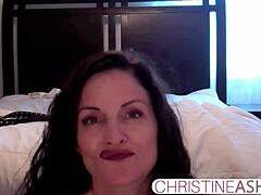 Verkkokameratyttö Christineash esittelee suuria rintojaan strap-on-masturbaatiovideossa