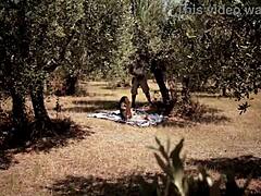 Gieri del Bello näyttelee kuumaa ulkona olevaa pariskuntaa