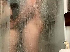 Pasangan amatir menikmati seks anal panas dan masturbasi di bak mandi