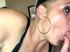 Jenna Jaymes comparte su cuerpo tetona con un afortunado fan para una acción caliente