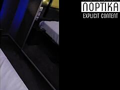 Noptika, uma MILF italiana, experimenta dupla penetração em estilo doggy