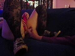 Rudowłosa Hotwife Steffis tańczy domową cipkę w fiolecie